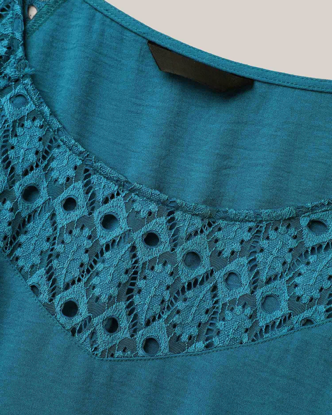 Rochie midi cu buzunare și mâneci scurte cu decupaje din dantelă