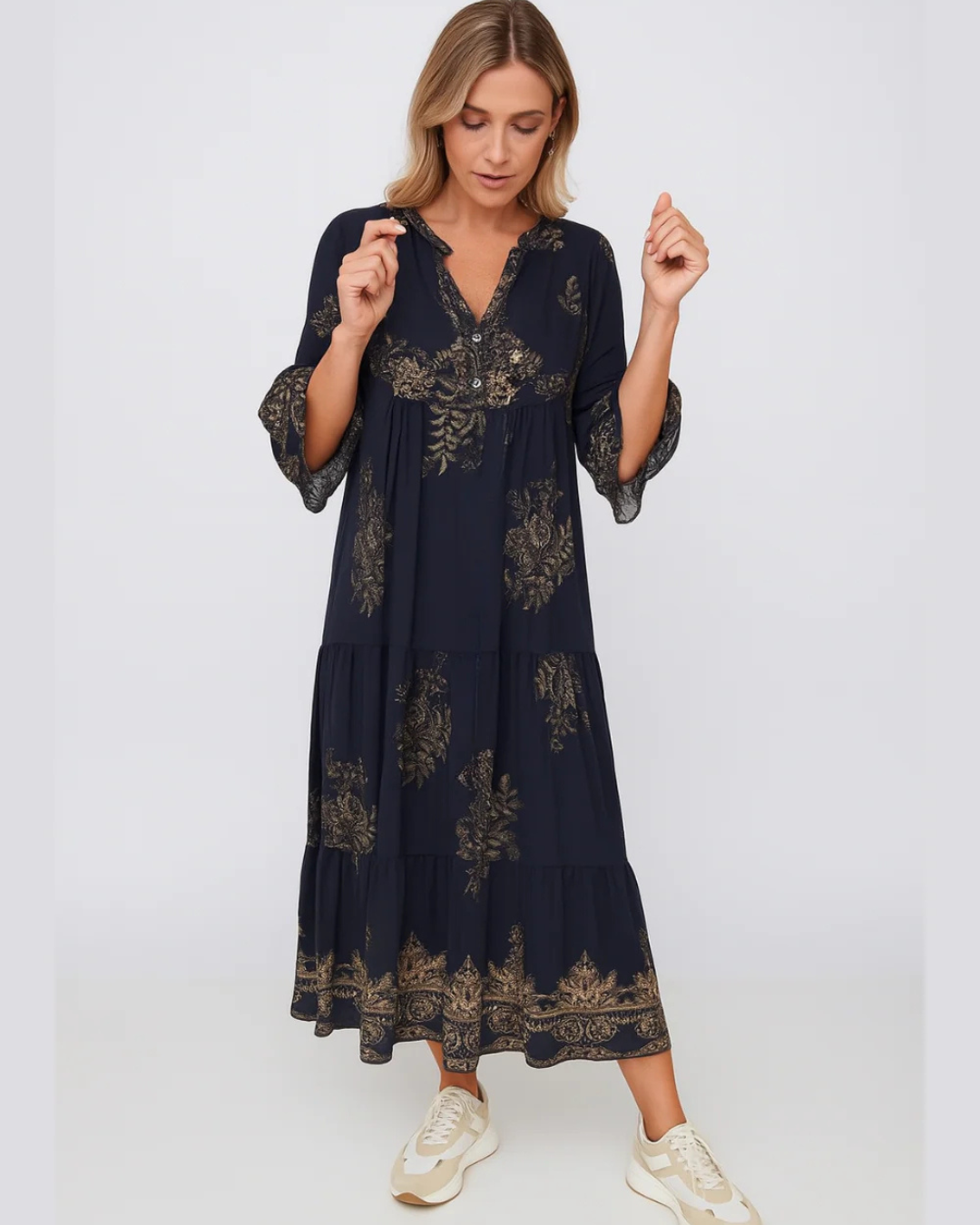 Rochie boemă cu imprimeu auriu și decolteu în V