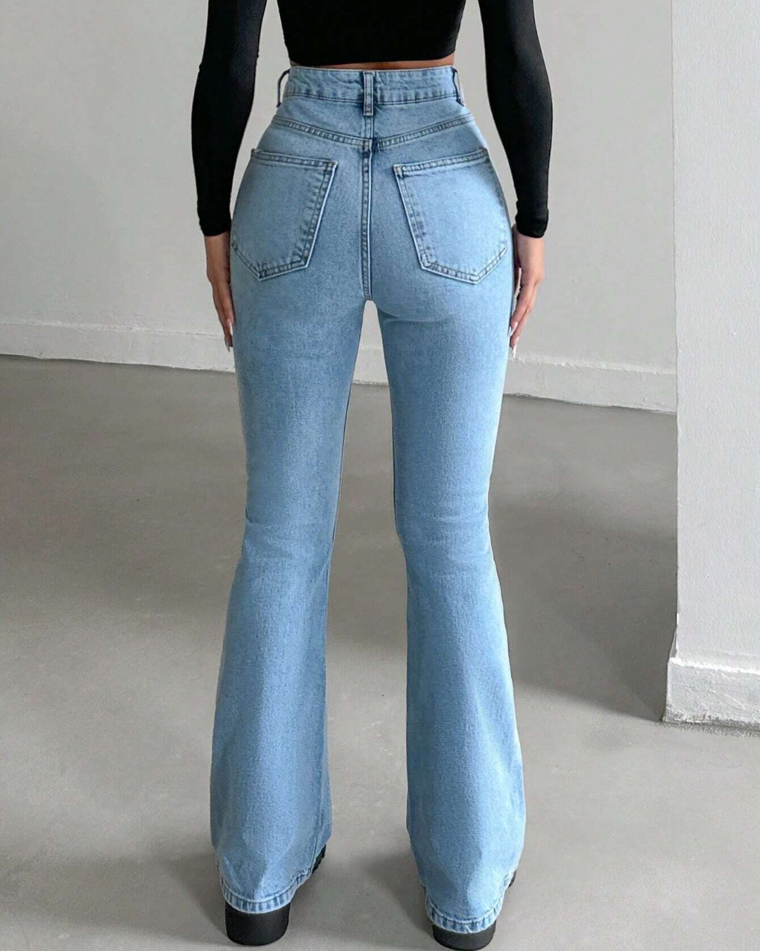 Pantaloni scurți, croială înaltă, stil clopot 