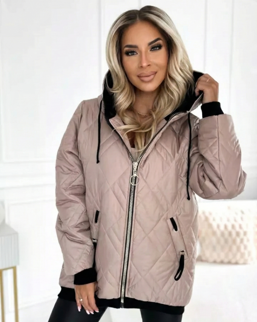 Jacheta matlasată cu glugă și croială confortabilă pentru femei
