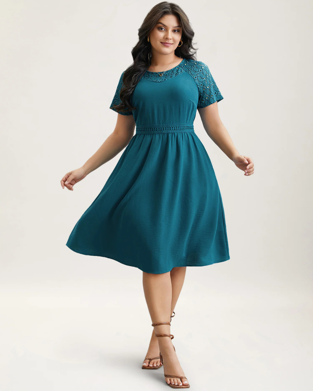 Rochie midi cu buzunare și mâneci scurte cu decupaje din dantelă