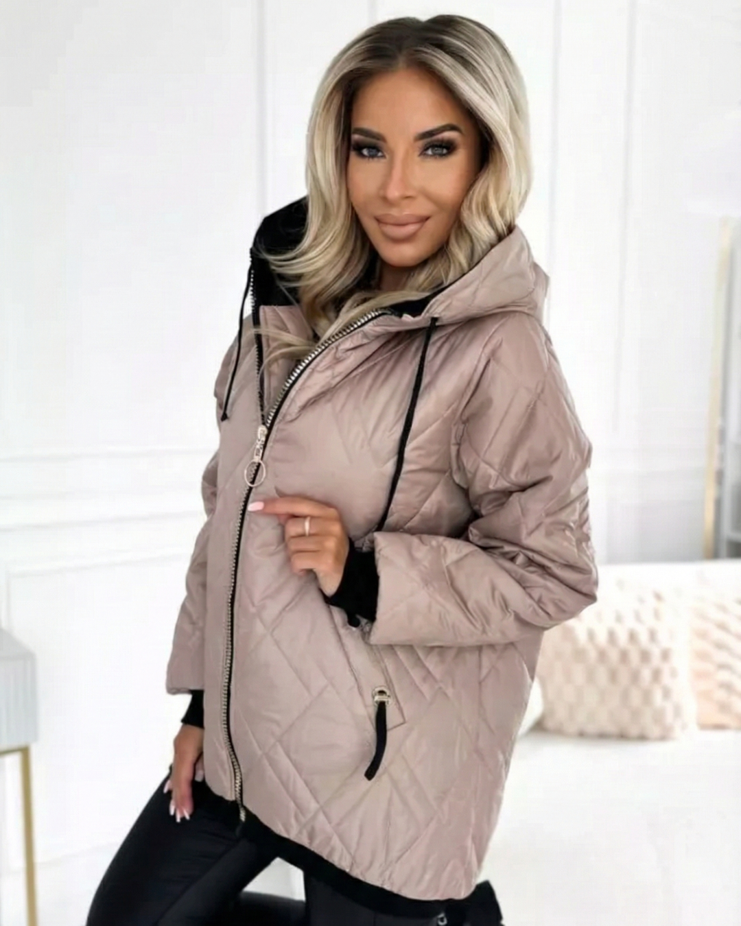 Jacheta matlasată cu glugă și croială confortabilă pentru femei