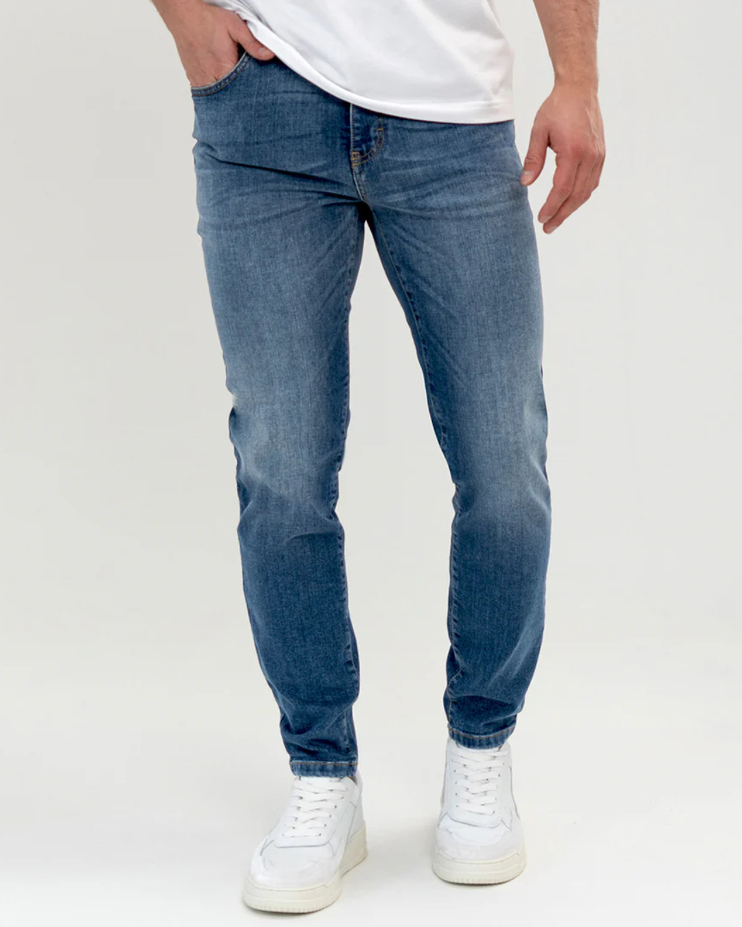 Blugi Classici Albaștri Autentici Pentru Fiecare Zi 