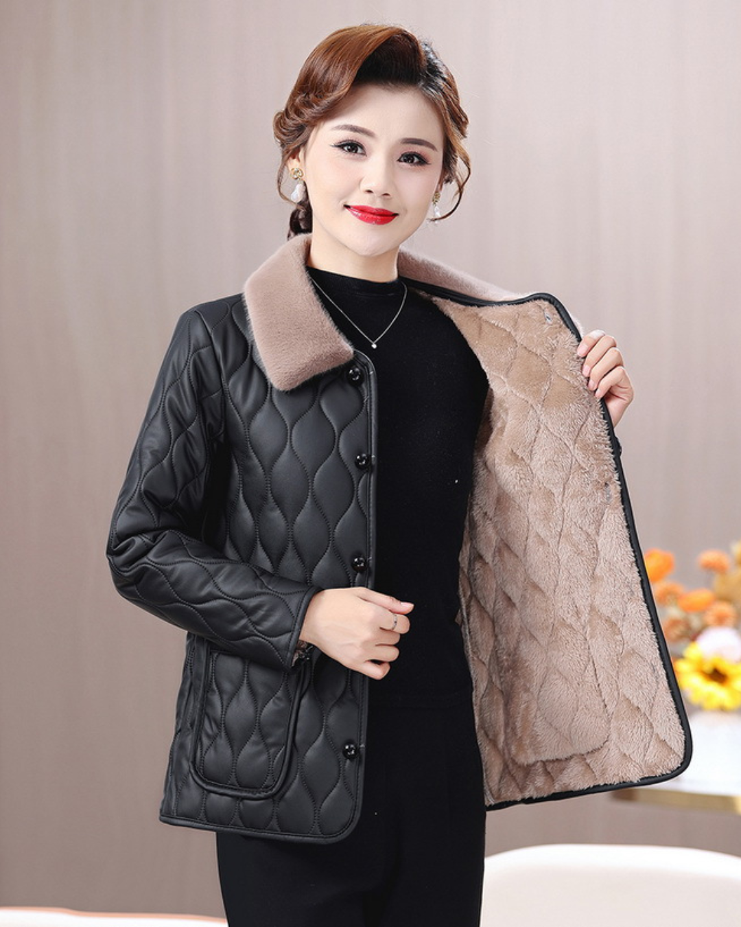 Jachetă Scurtă de Iarnă Căptușită pentru Femei care Oferă Căldură și Stil
