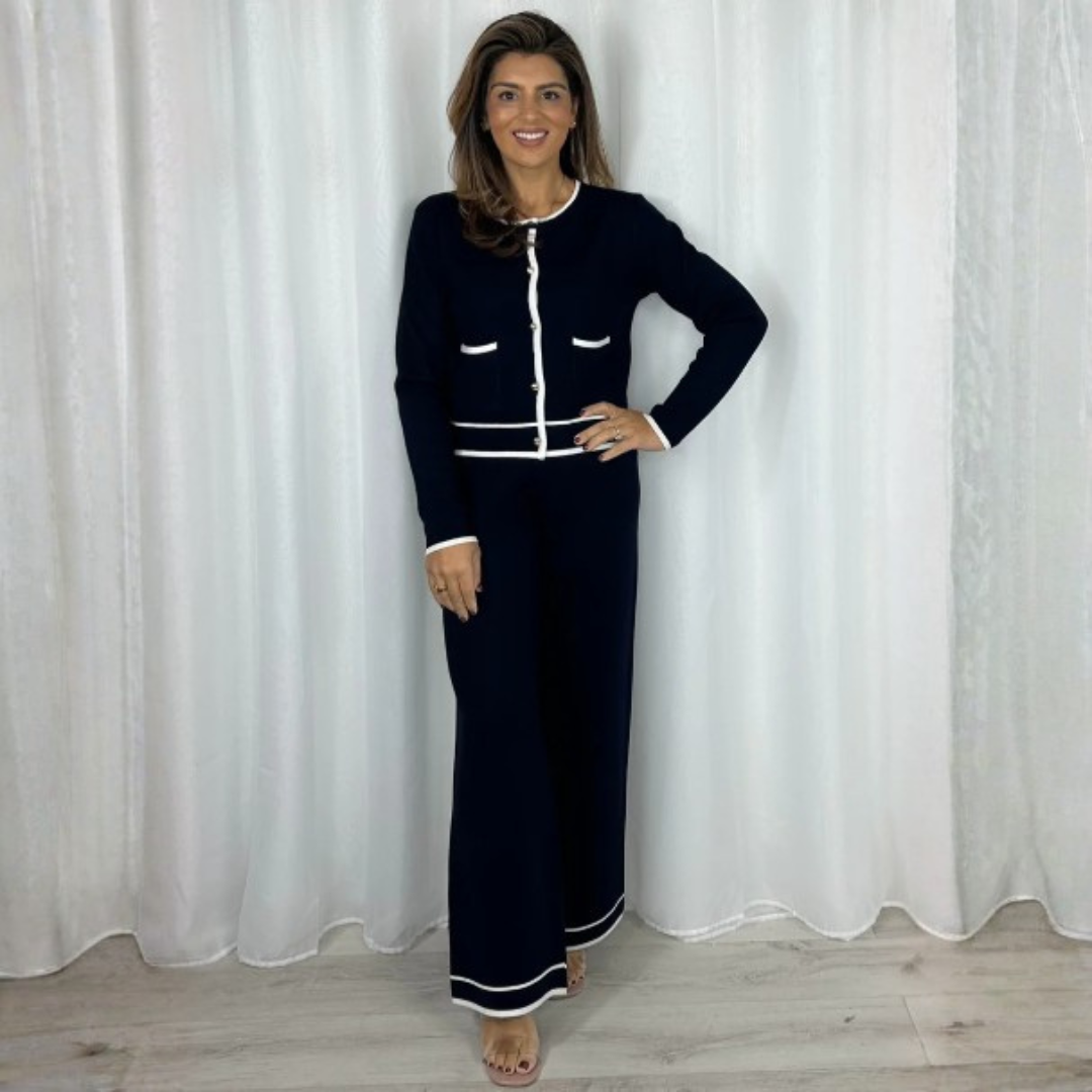 Set elegant din două piese cu nasturi aurii moderni