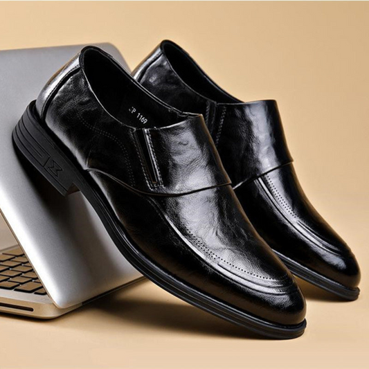 Pantofi de lux din piele, confecționați manual, pentru bărbați.