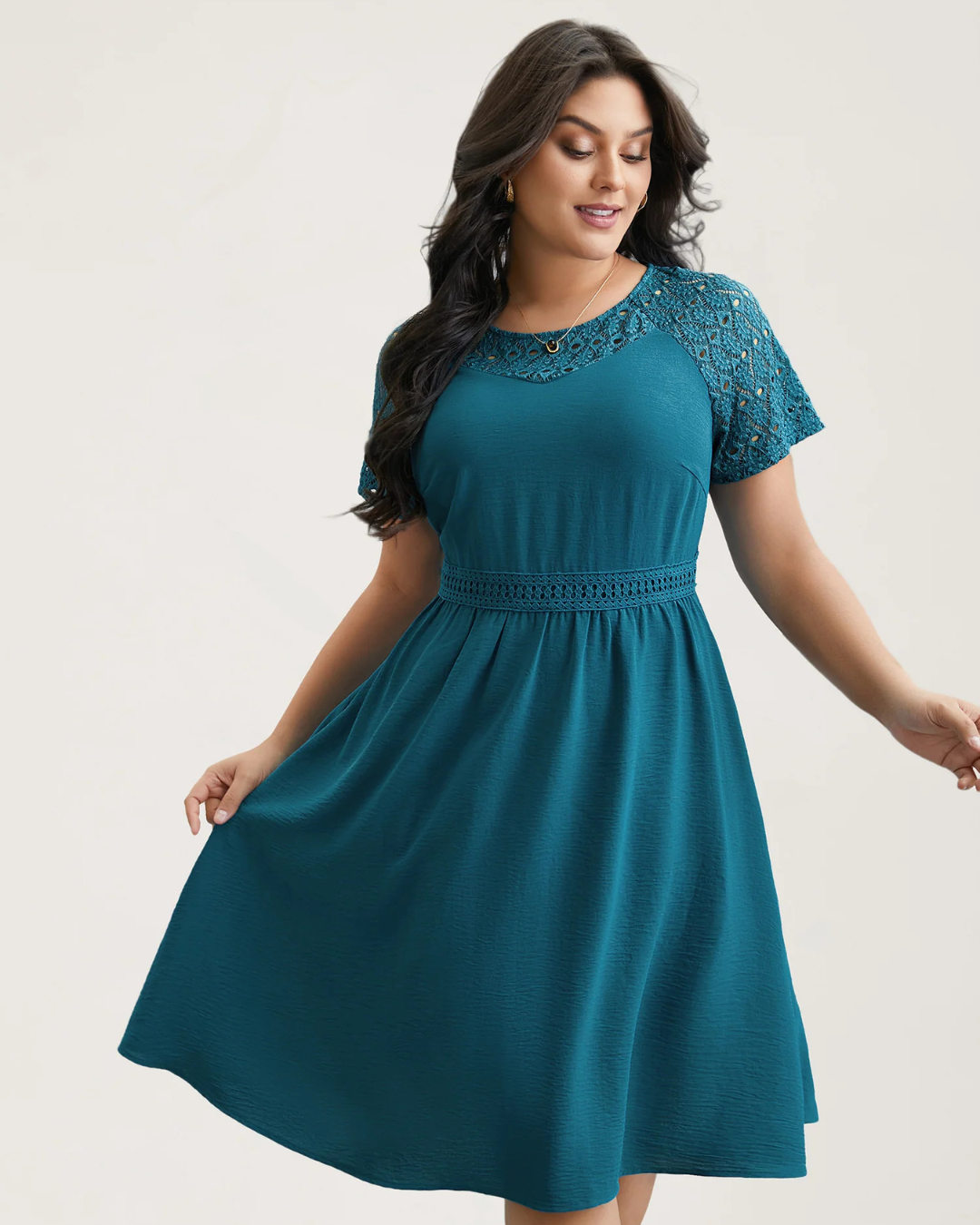 Rochie midi cu buzunare și mâneci scurte cu decupaje din dantelă