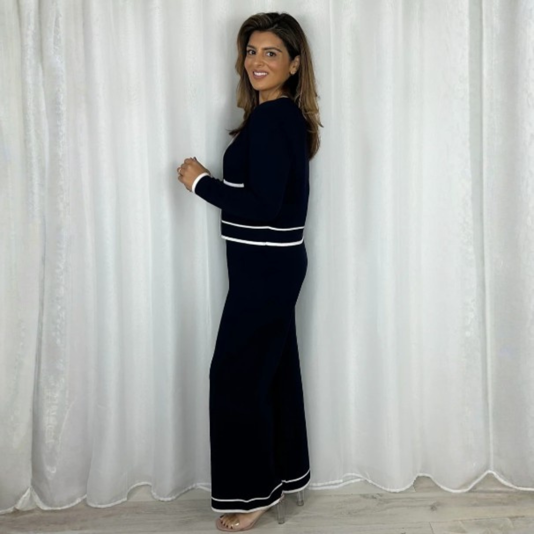 Set elegant din două piese cu nasturi aurii moderni