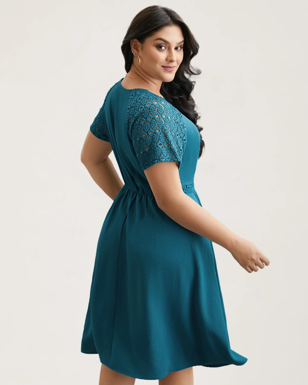 Rochie midi cu buzunare și mâneci scurte cu decupaje din dantelă