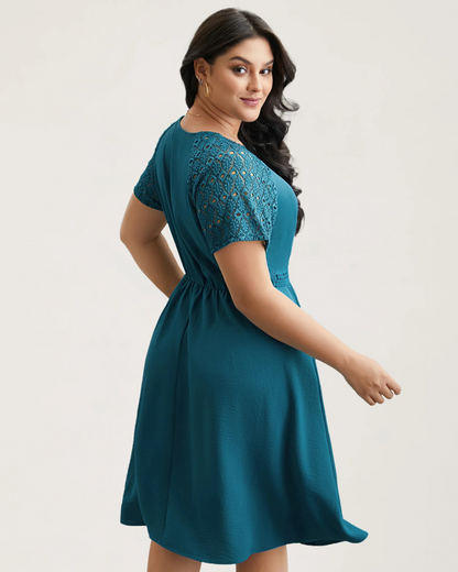 Rochie midi cu buzunare și mâneci scurte cu decupaje din dantelă