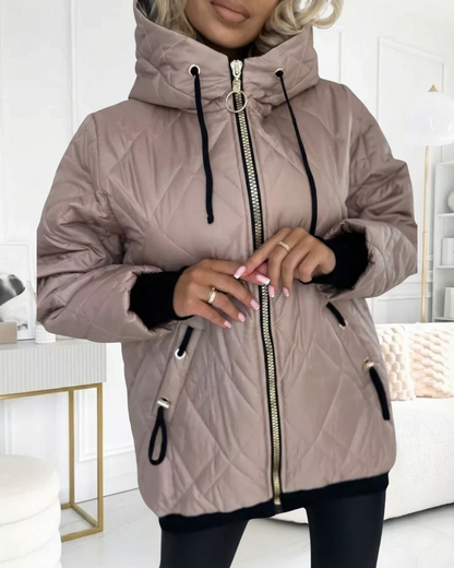 Jacheta matlasată cu glugă și croială confortabilă pentru femei
