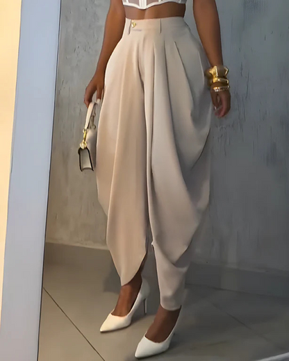 Pantaloni casual cu croială slim care fac parte din categoria pantalonilor de damă 