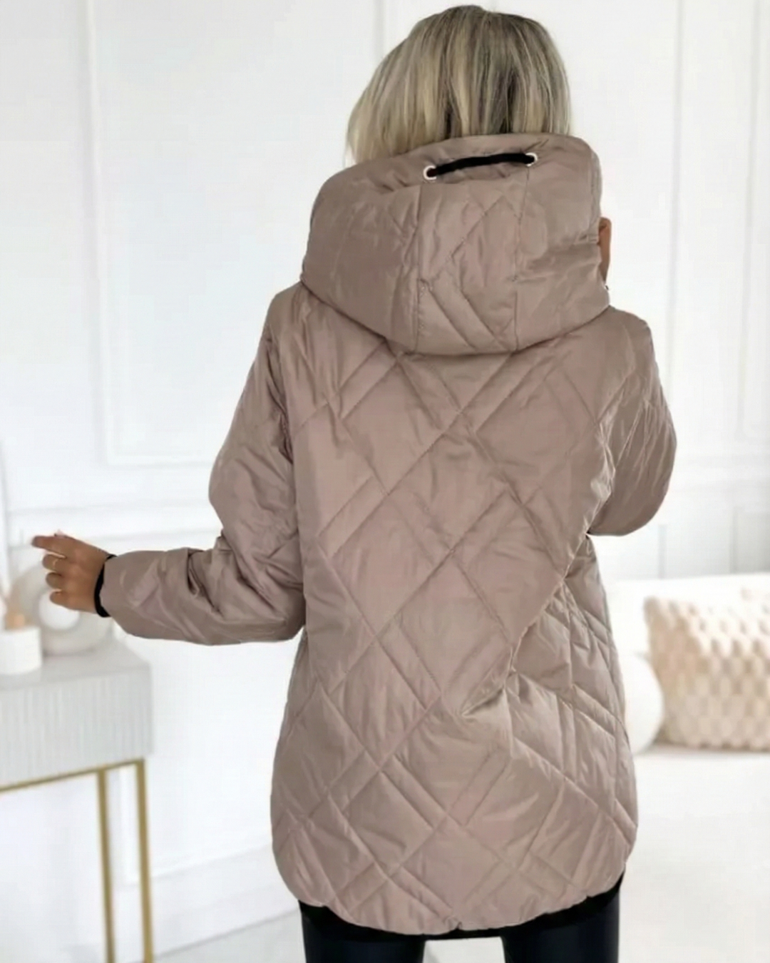 Jacheta matlasată cu glugă și croială confortabilă pentru femei