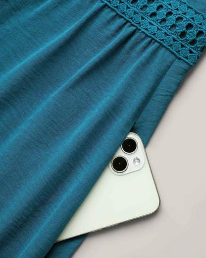 Rochie midi cu buzunare și mâneci scurte cu decupaje din dantelă