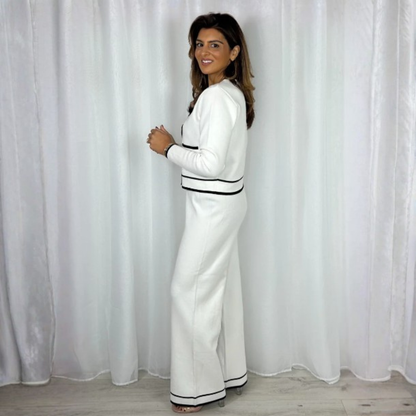 Set elegant din două piese cu nasturi aurii moderni