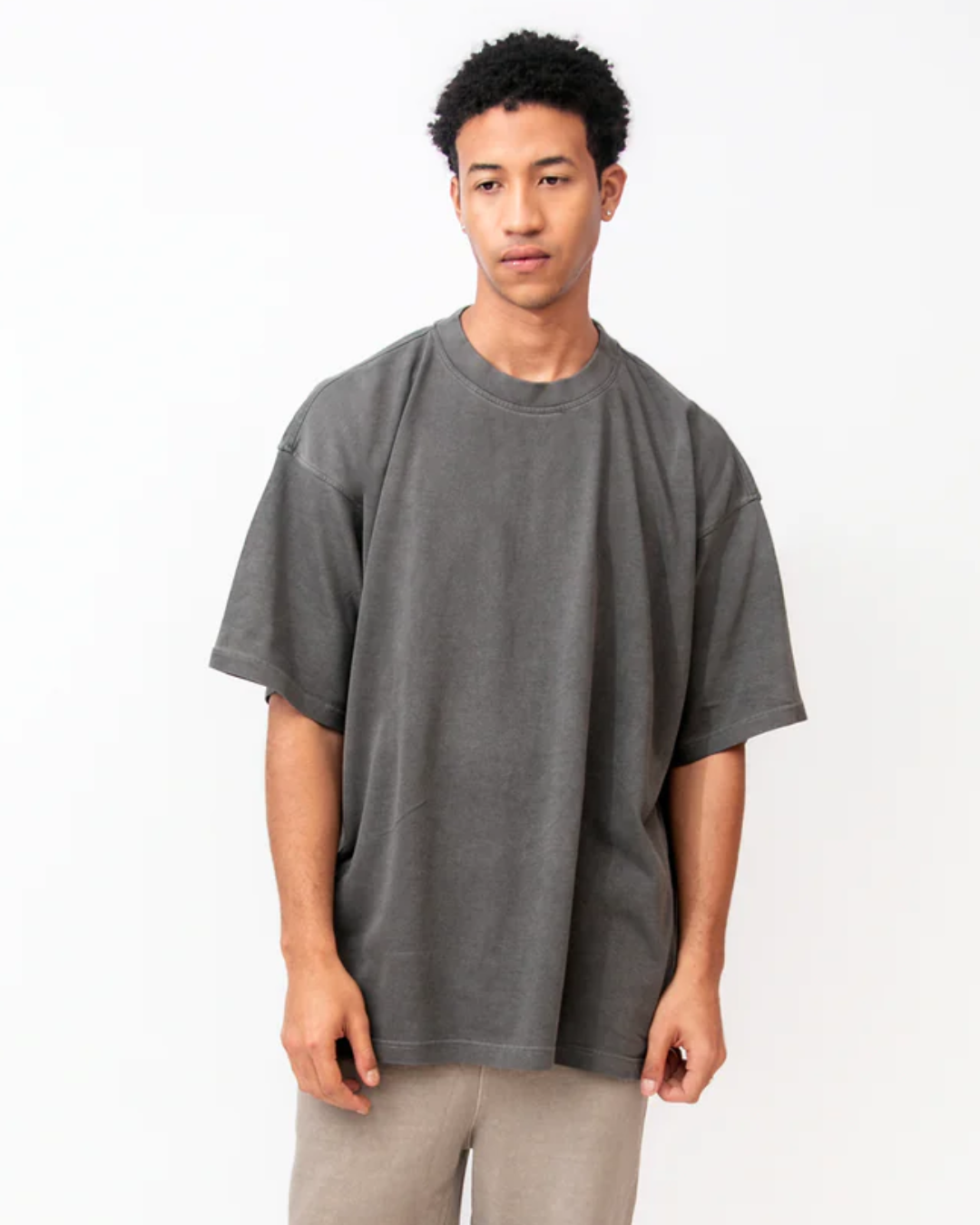 Pulover cu Efect Spălat, cu o Croială Relaxată și un Stil Urban Contemporan