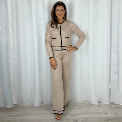 Set elegant din două piese cu nasturi aurii moderni