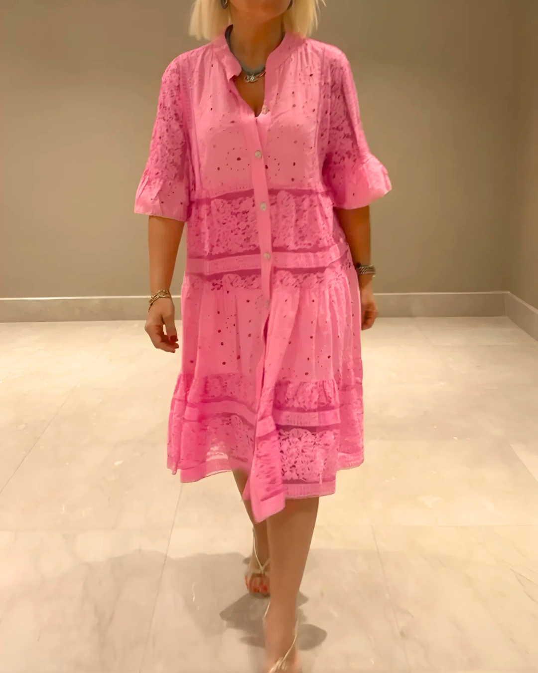 Rochie din dantelă cu mâneci și nasturi în față®